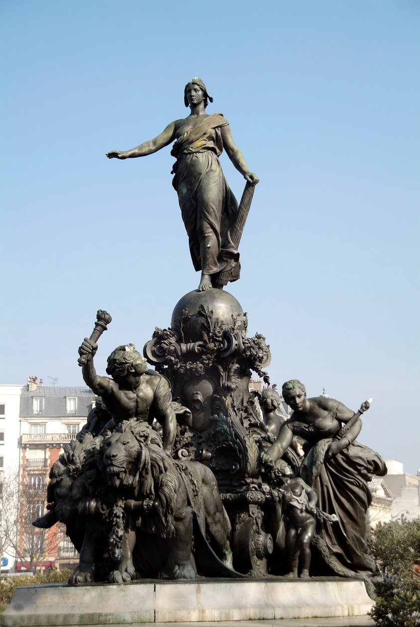 Czołg narodu lub triumf Rzeczypospolitej. Symbol powszechnego prawa wyborczego. Stojąc na czołgu wystrzeliwanym przez dwa lwy (symbol powszechnej siły), Marianne otacza alegorie Pracy, Sprawiedliwości, Pokoju i obfitości. Wokół niego obecność c autorstwa Aime Jules Dalou