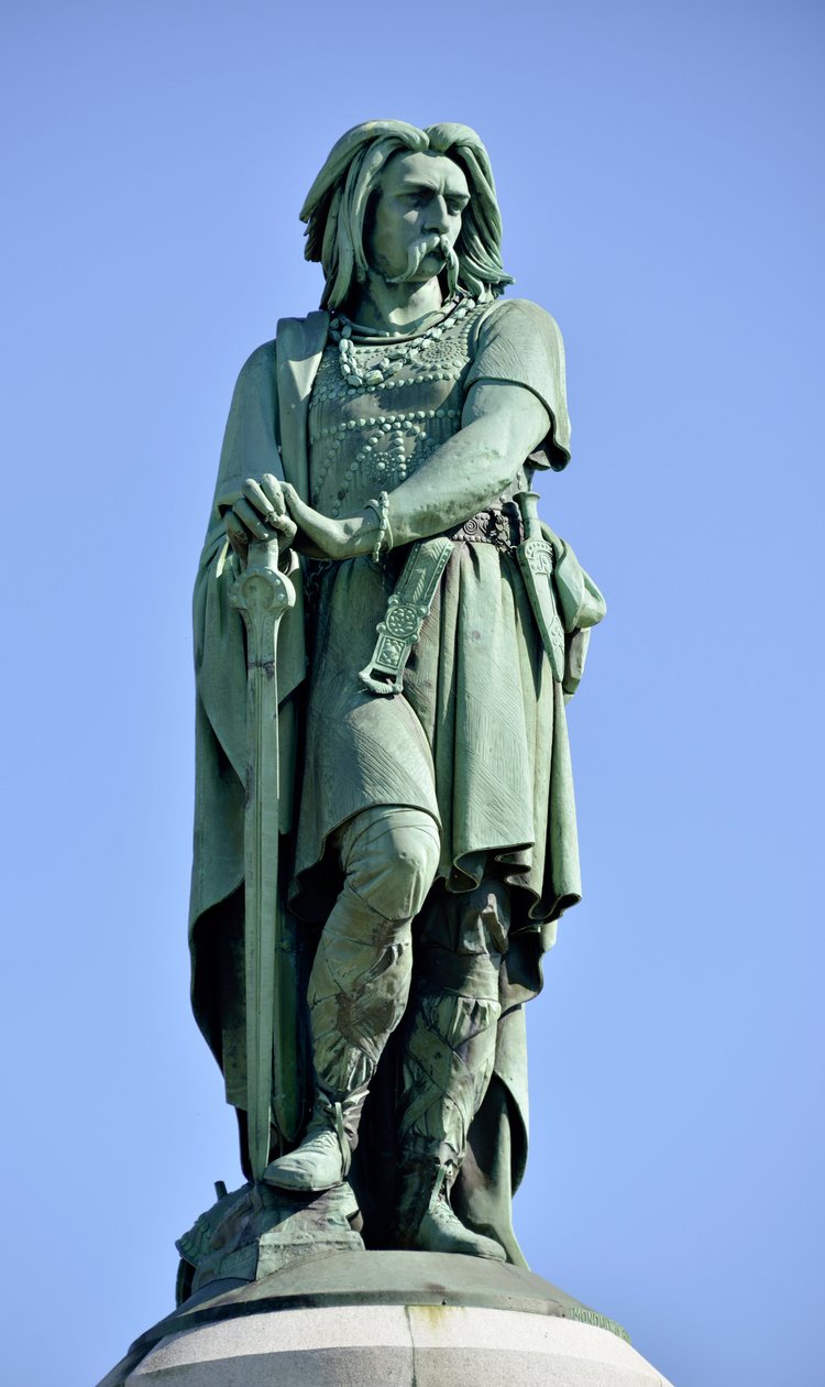 Kolosalna statua Wercyngetoryksa (72-46 pne), przywódcy galijskiego - Rzeźba Millet Aime (1819-1891) 6,60 m eryge w 1865 na zachodniej części Mont Auxois (podstawa 7 m wysokości autorstwa Viollet Le Duc) Alise Sainte Reine 1865 autorstwa Aime Millet