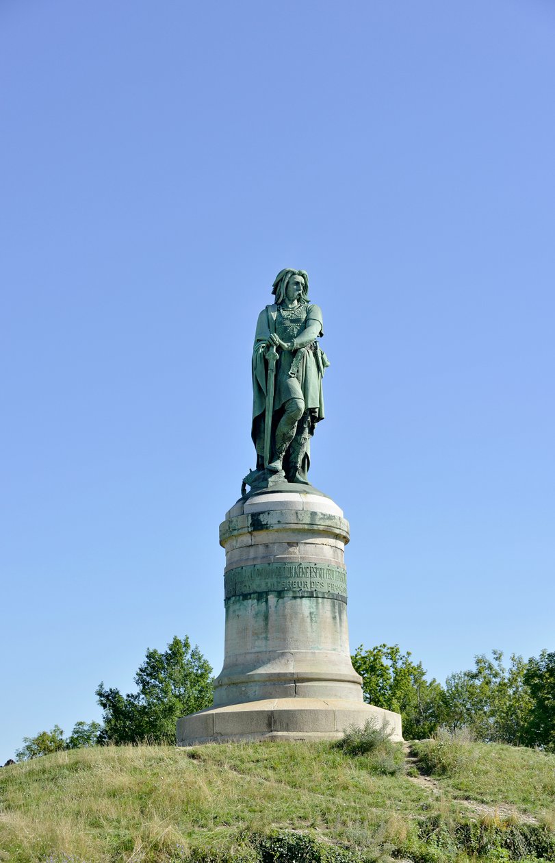 Kolosalny posąg Wercyngetoryksa (72-46 pne), przywódcy galijskiego - Rzeźba Millet Aime (1819-1891) 6,60 m eryge w 1865 na zachodniej części Mont Auxois (podstawa 7 m wysokości autorstwa Viollet Le Duc) Alise Sainte Reine 1865 autorstwa Aime Millet