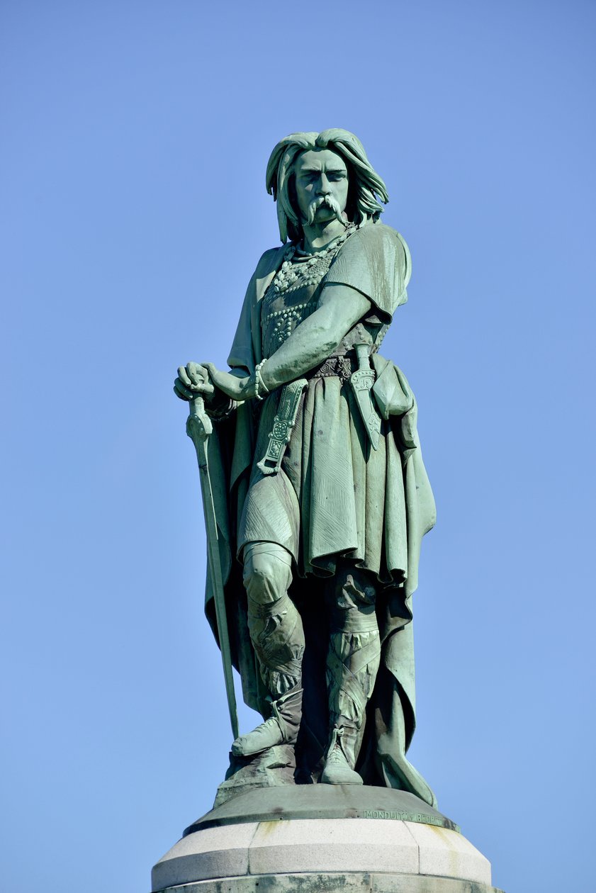 Kolosalny posąg Wercyngetoryksa (72-46 pne), przywódcy galijskiego - Rzeźba Millet Aime (1819-1891) 6,60 m eryge w 1865 na zachodniej części Mont Auxois (podstawa 7 m wysokości autorstwa Viollet Le Duc) Alise Sainte Reine 1865 autorstwa Aime Millet