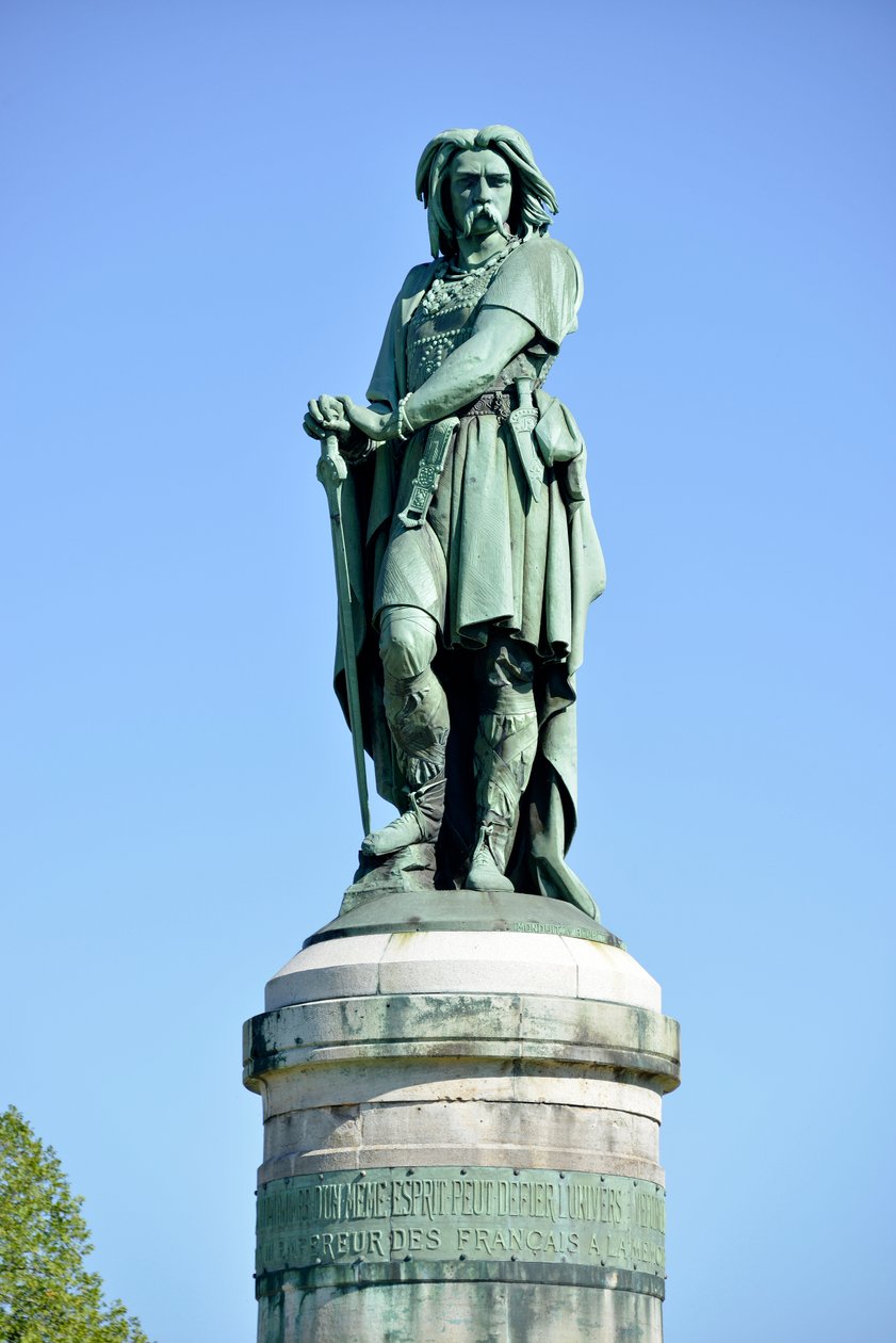 Kolosalny posąg Wercyngetoryksa (72-46 pne), przywódcy galijskiego - Rzeźba Millet Aime (1819-1891) 6,60 m eryge w 1865 na zachodniej części Mont Auxois (podstawa 7 m wysokości autorstwa Viollet Le Duc) Alise Sainte Reine 1865 autorstwa Aime Millet