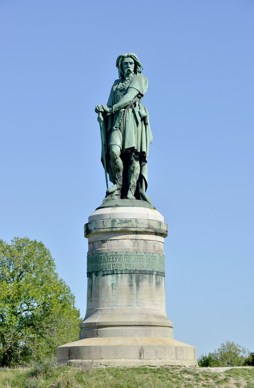 Kolosalny posąg Wercyngetoryksa (72-46 pne), przywódcy galijskiego - Rzeźba Millet Aime (1819-1891) 6,60 m eryge w 1865 na zachodniej części Mont Auxois (podstawa 7 m wysokości autorstwa Viollet Le Duc) Alise Sainte Reine 1865 autorstwa Aime Millet