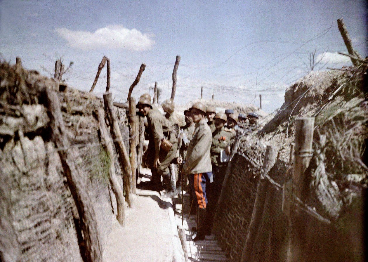 Żołnierze francuscy i prawdopodobnie rosyjscy w okopach na froncie zachodnim, Francja, 1916 (autochrom) autorstwa Albert Samama Chikli