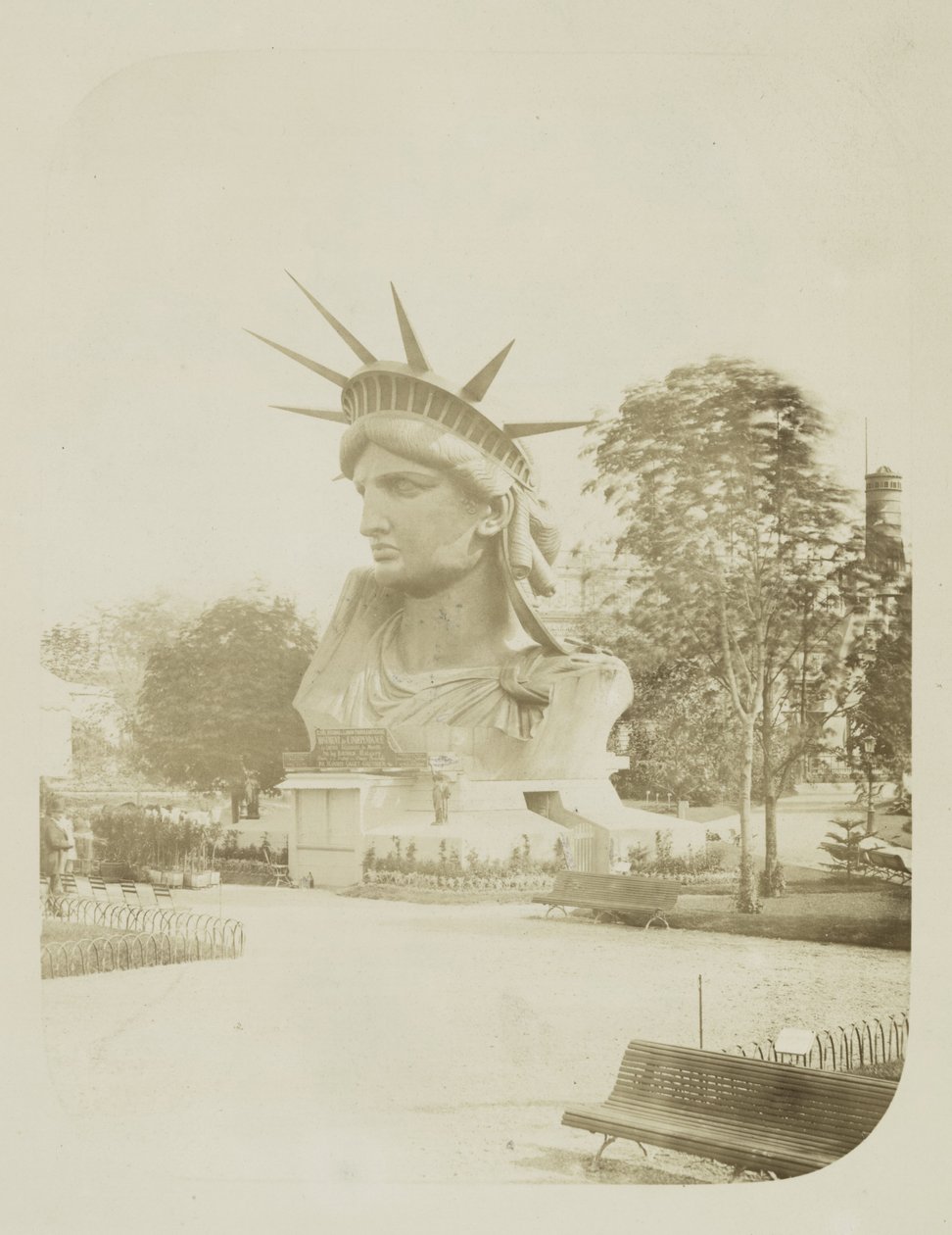 Głowa Statuy Wolności na wystawie w parku w Paryżu, 1883 r. autorstwa Albert Fernique