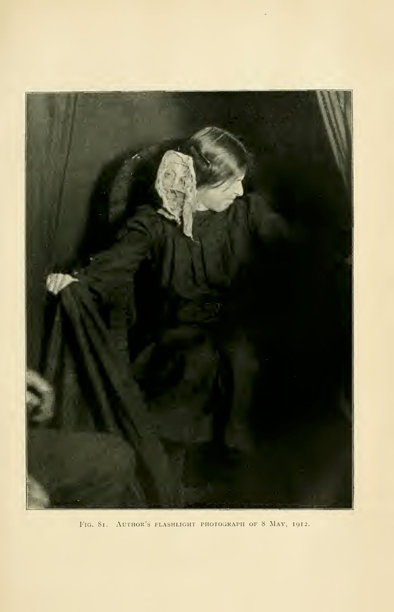 Eva Carrière produkująca ektoplazmę, Paryż, 8 maja 1912, z książki Alberta von Schrenck-Notzinga „Zjawiska materializacji: wkład w badania nad teleplastikami mediumistycznymi” autorstwa Albert Freiherr von Schrenck Notzing