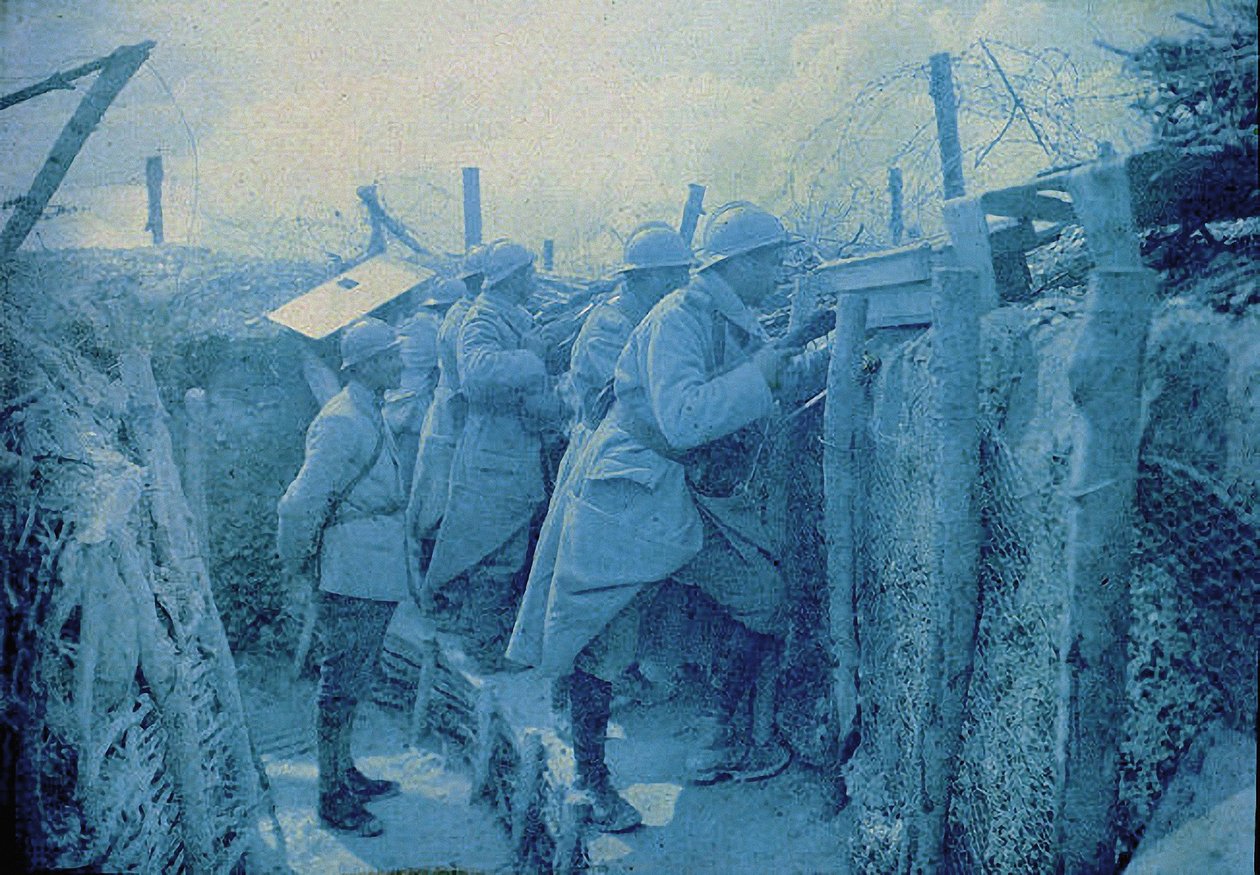 Francuski posterunek nasłuchowy: żołnierze w okopach na froncie zachodnim, Francja, 1916 (autochrome) autorstwa Albert Samama Chikli