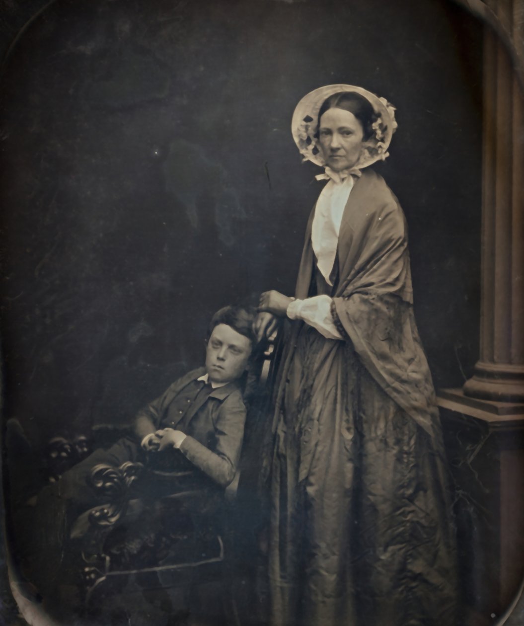 Bez tytułu Kobieta w czepku i szaliku z siedzącym synem, c. 1850. Twórcy: Albert Sands Southworth, Josiah Johnson Hawes. autorstwa Albert Sands Southworth, Josiah Johnson Hawes