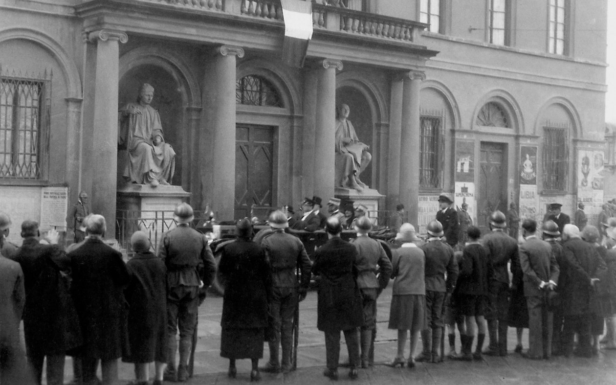 Tłum ludzi na Piazza Duomo z okazji wizyty Re Vittorio Emanuele III we Florencji autorstwa Alberto Fierli