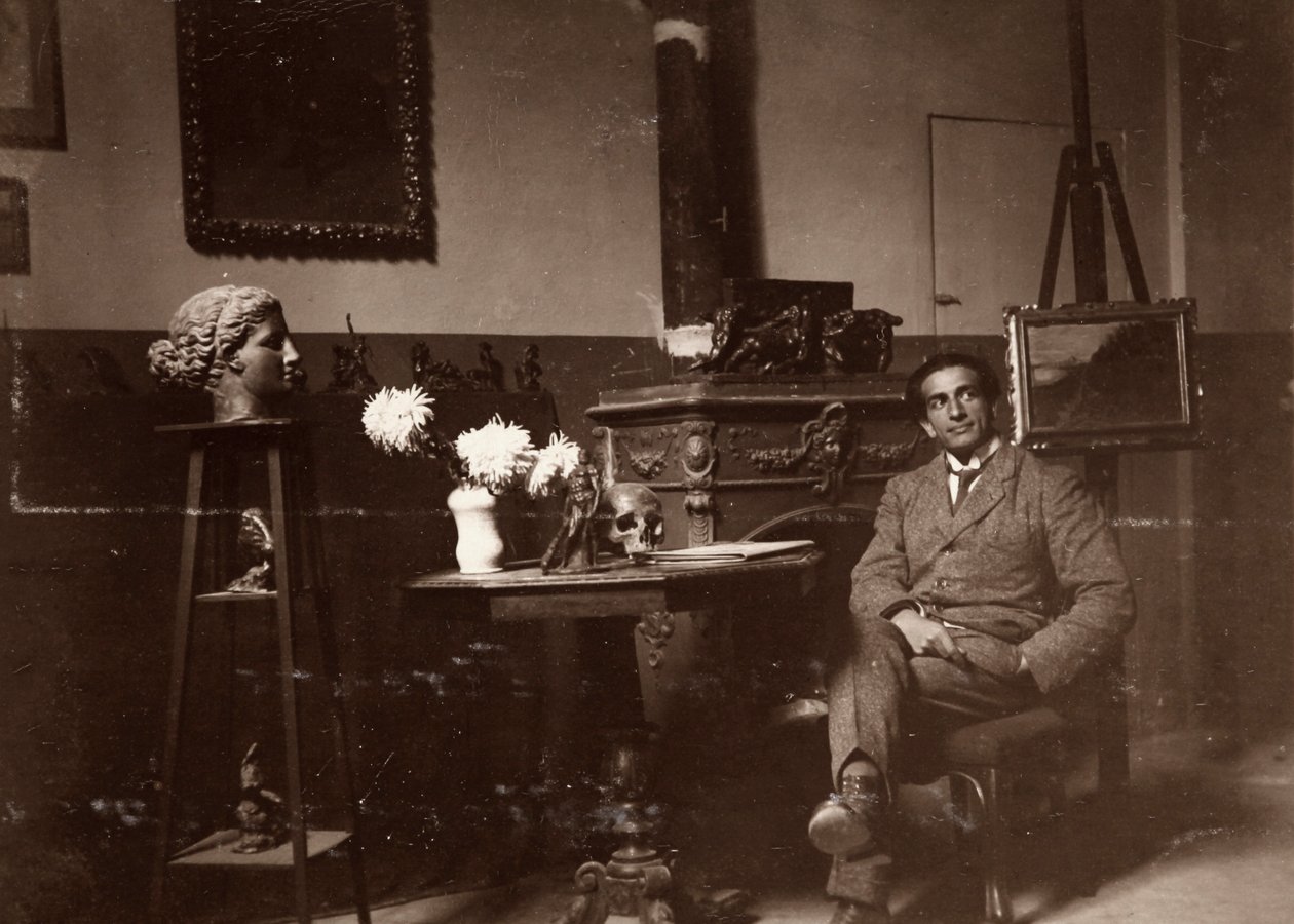 Rzeźbiarz Mario Pelagatti w swojej pracowni, Florencja, 20.11.1920 (zdjęcie czarno-białe) autorstwa Alberto Fierli