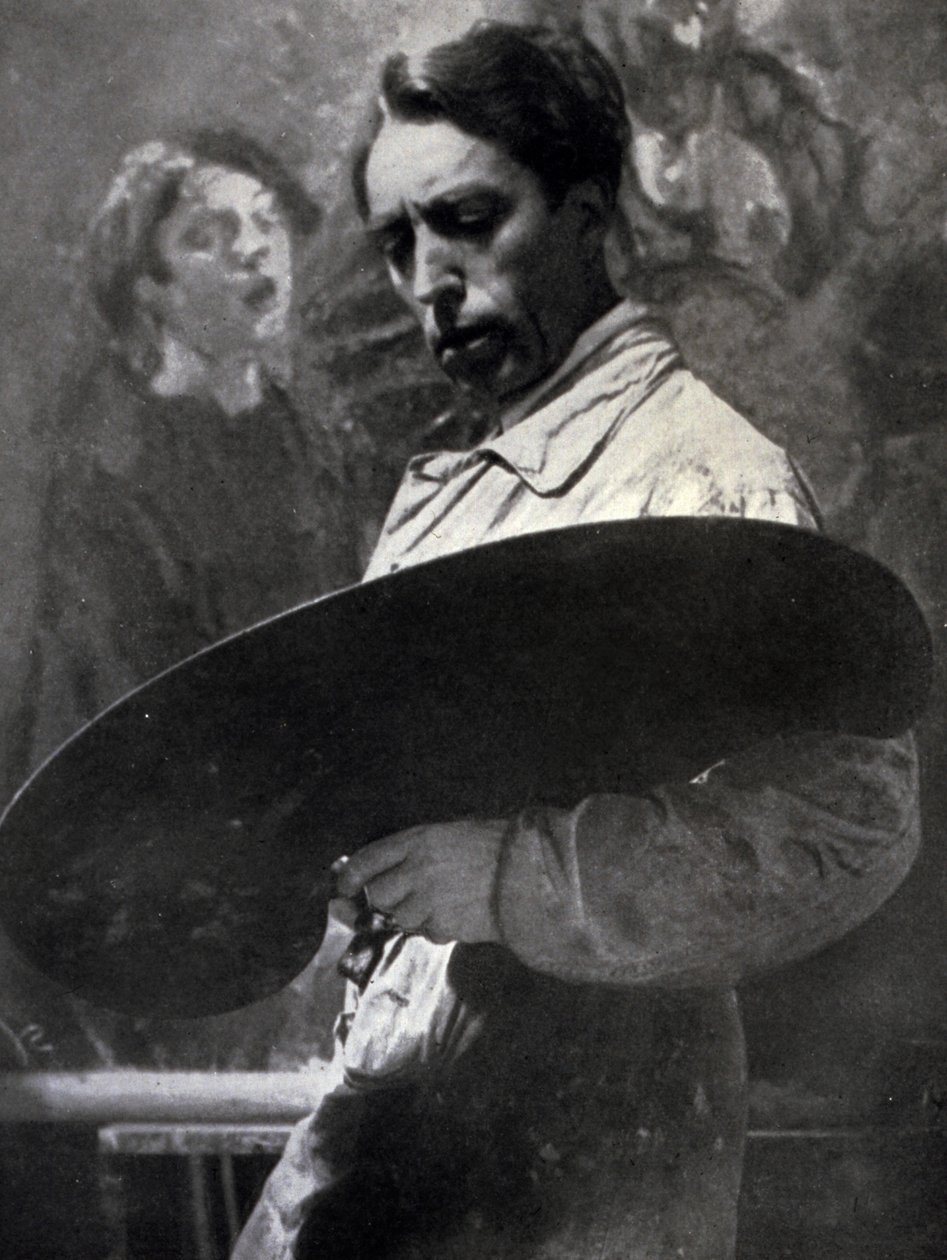 Portret malarza Tullio Silvestri przy pracy w jego pracowni. Artysta pozuje patrząc na swoją paletę, którą trzyma, sugerując intensywność procesu twórczego (zdjęcie czarno-białe) autorstwa Alberto Segre