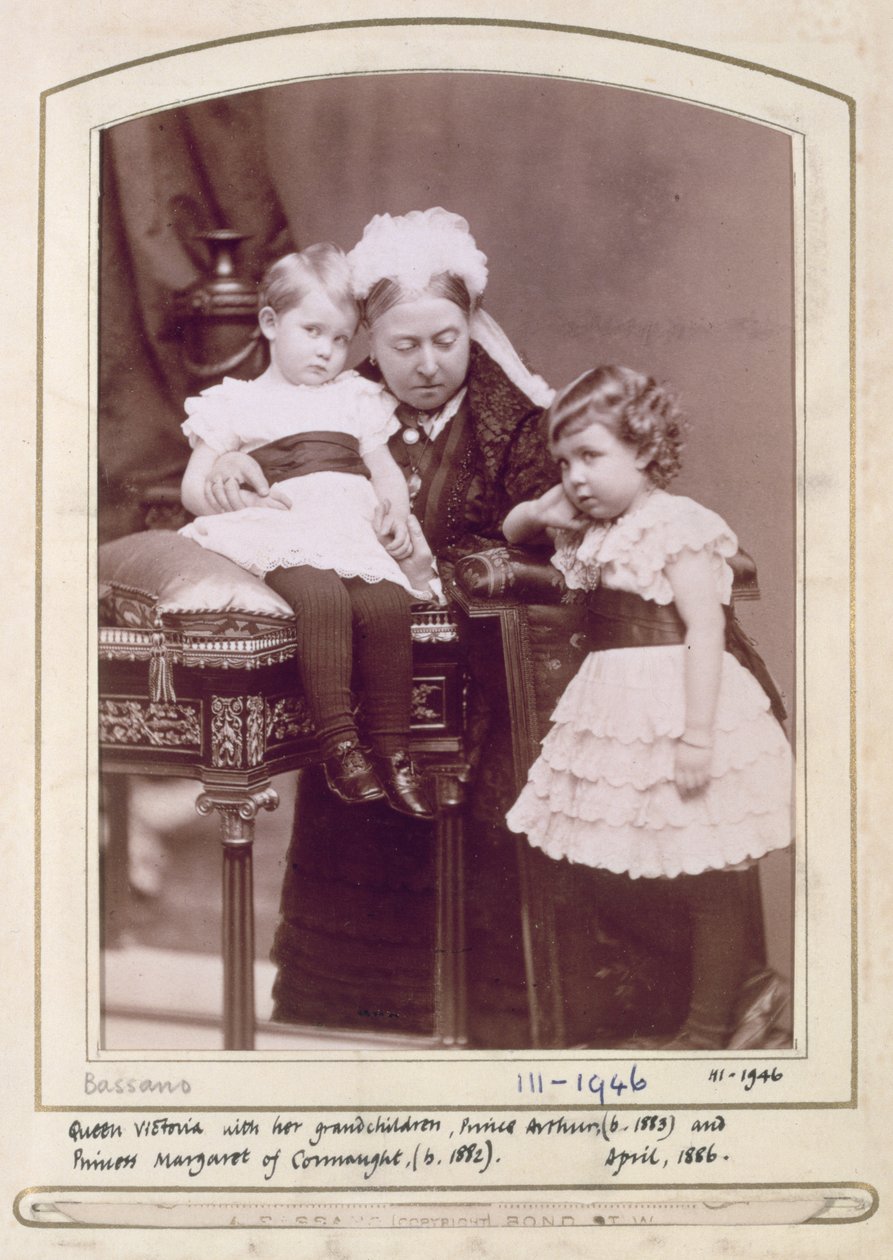 Królowa Wiktoria (1819-1901) z wnukami, księciem Arturem (ur.1883) i księżniczką Margaret of Connaught (ur.1882) kwiecień 1886 (zdjęcie w sepii) autorstwa Alexander Bassano