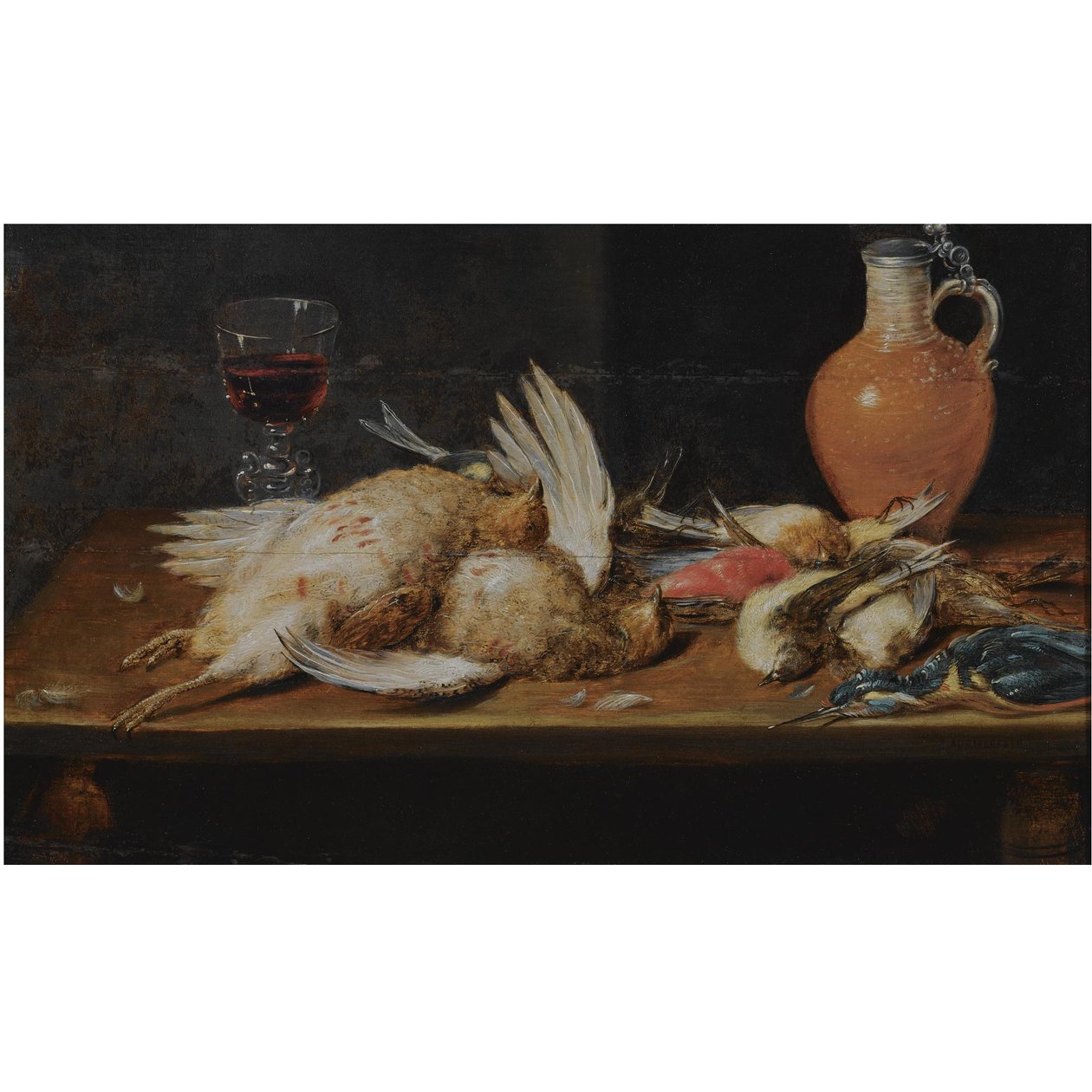 Martwa natura z rudzikiem, zimorodkiem, kuropatwami i ptakami śpiewającymi, wszystkie na drewnianym stole, wraz ze szklanką i glinianym dzbankiem. autorstwa Alexander Adriaenssen