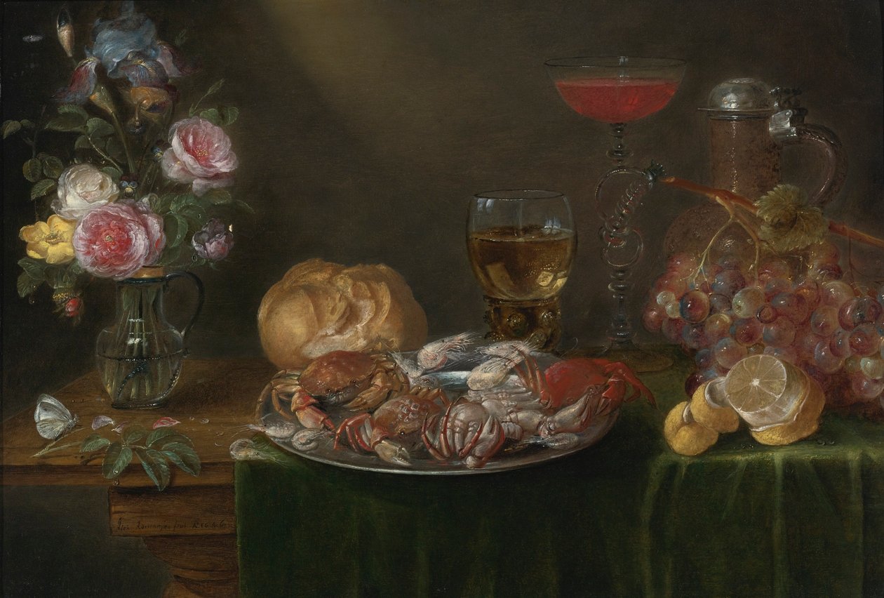 Martwa natura z wazonem z kwiatami, cynowy talerz z krabami i krewetkami, kieliszki do wina, dzbanek, winogrona i cytryna autorstwa Alexander Adriaenssen