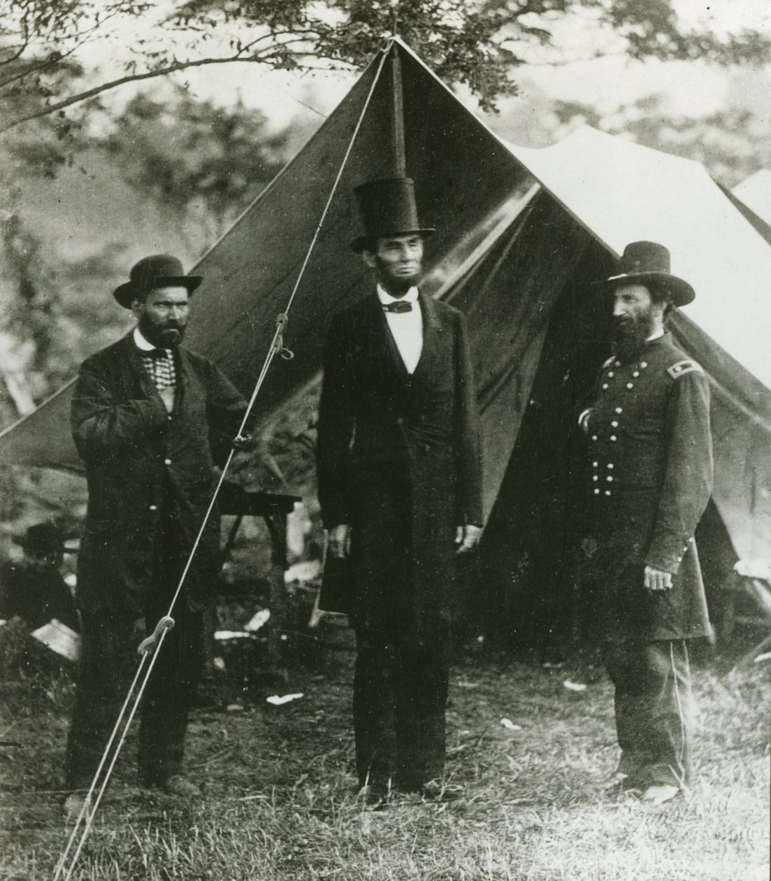 Abraham Lincoln z Allanem Pinkertonem i generałem dywizji Johnem A. McClernandem, 1862 autorstwa Alexander Gardner