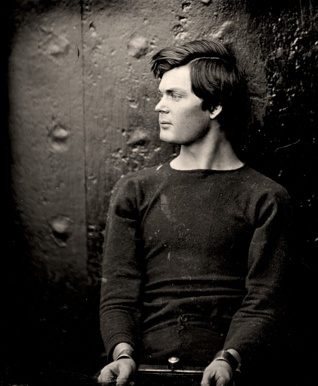 Lewis Powell w żelazkach na nadgarstki na pokładzie USS Saugus, 1865 r autorstwa Alexander Gardner