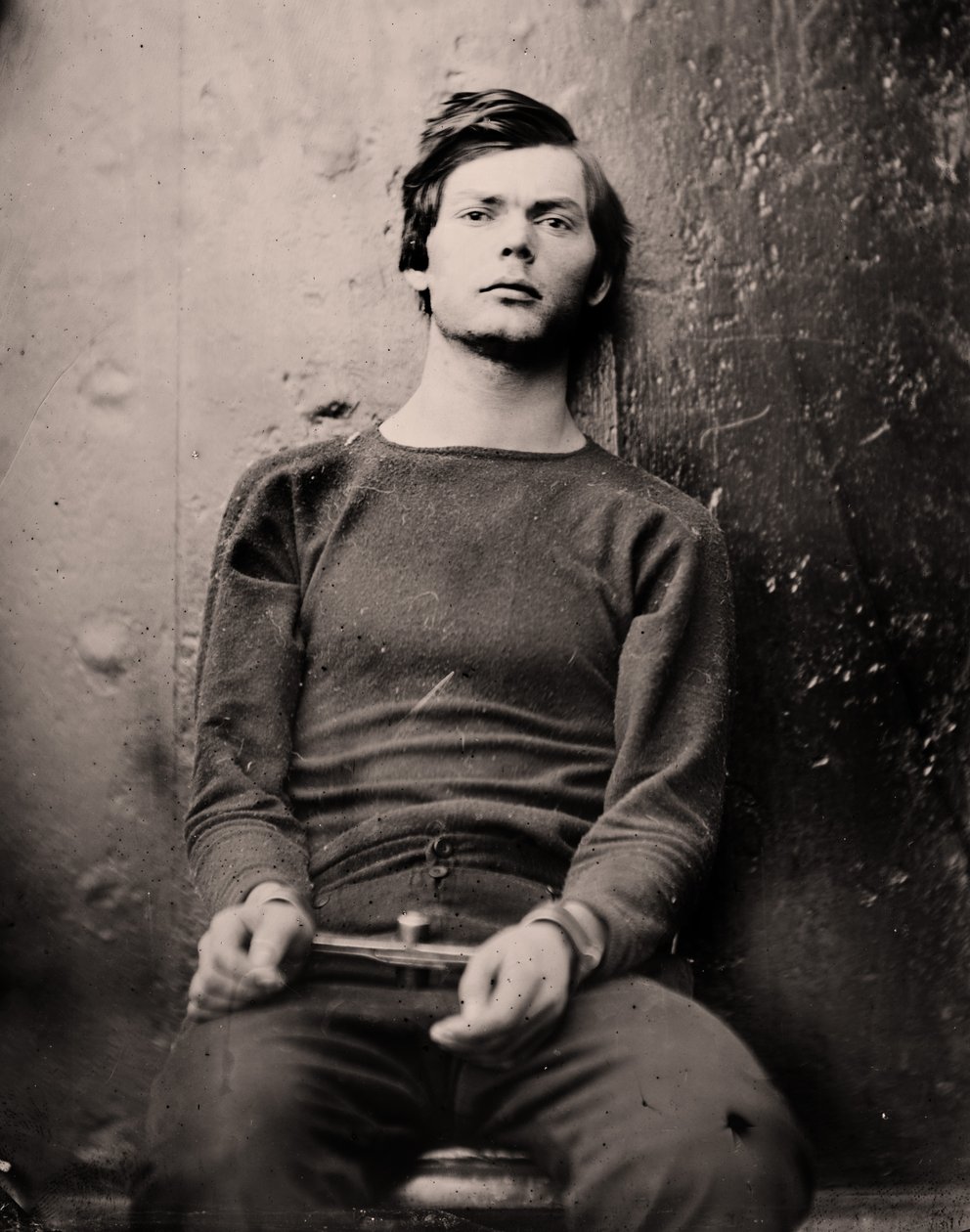 Lewis Powell w żelazkach na nadgarstki na pokładzie USS Saugus, 1865 r autorstwa Alexander Gardner