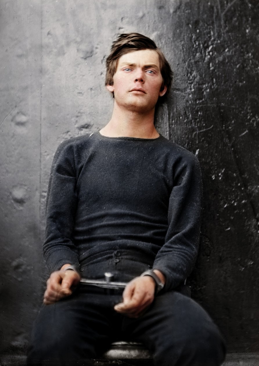 Lewis Powell w żelazkach na nadgarstki na pokładzie USS Saugus, 1865 r autorstwa Alexander Gardner