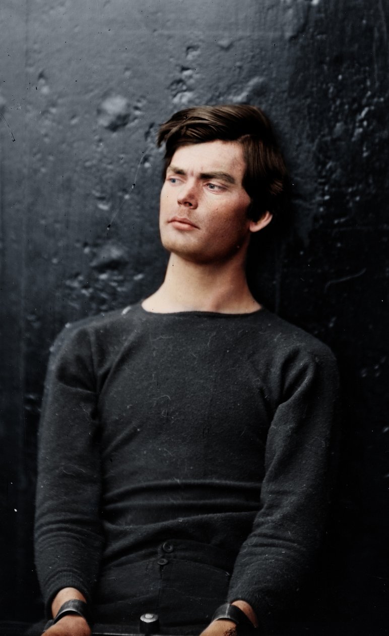 Lewis Powell w żelazkach na nadgarstki na pokładzie USS Saugus, 1865 r autorstwa Alexander Gardner