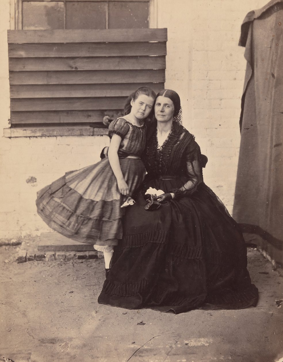 Pani Greenhow i córka, uwięziona na Starym Kapitolu w Waszyngtonie, 1862. autorstwa Alexander Gardner