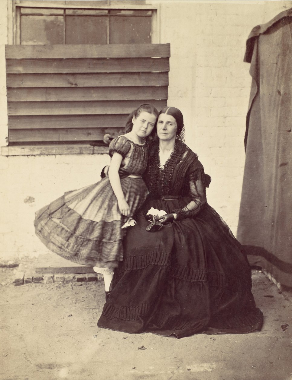 Pani Greenhow i córka, uwięziona na Starym Kapitolu w Waszyngtonie, 1862. autorstwa Alexander Gardner