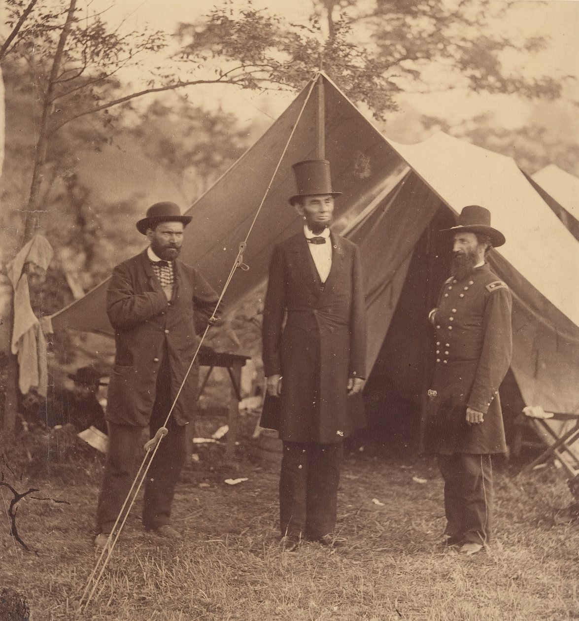 [Prezydent Abraham Lincoln, generał dywizji John A. McClernand po prawej, i EJ…, 3 października 1862. autorstwa Alexander Gardner