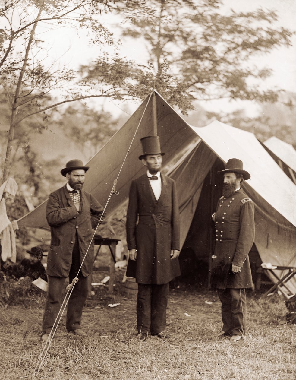 Prezydent Lincoln na polu bitwy pod Antietam autorstwa Alexander Gardner