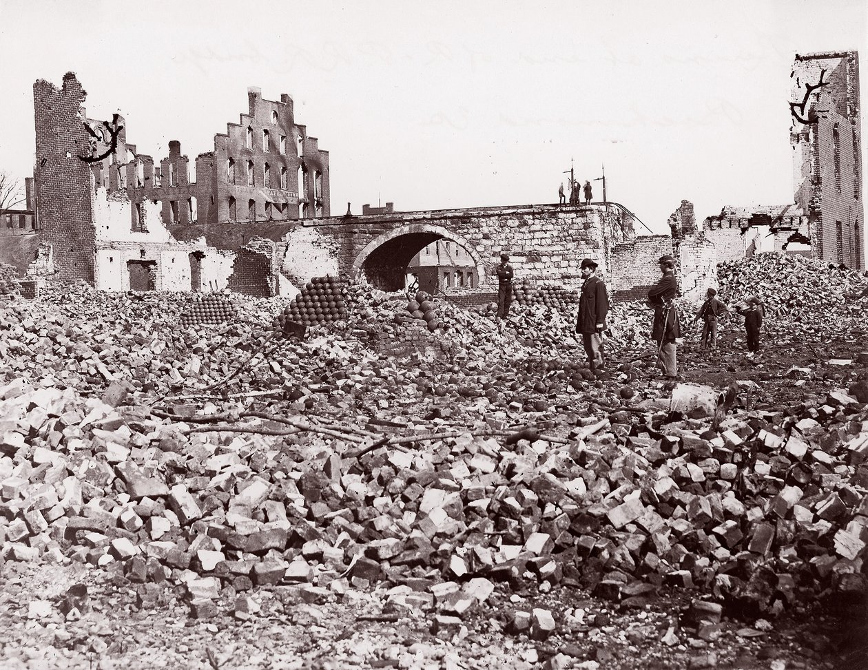 Ruiny na końcu mostu kolejowego Richmond i Petersburg, Richmond, 1861-65. autorstwa Alexander Gardner