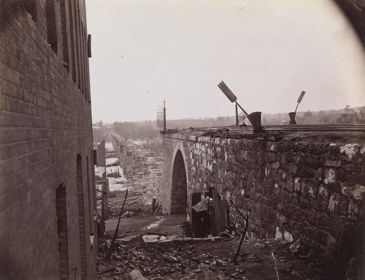 Ruiny mostu kolejowego Richmond & Petersburg, Richmond, Wirginia, ca. 1865. autorstwa Alexander Gardner