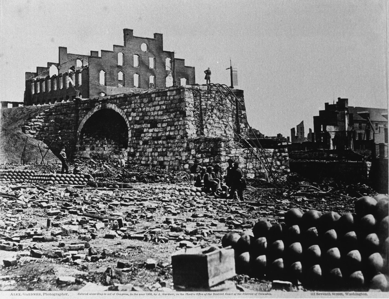 Ruins of an Arsenal, Richmond, Virginia, kwiecień 1863 (odbitka albumowa z negatywu kolodionowego) autorstwa Alexander Gardner
