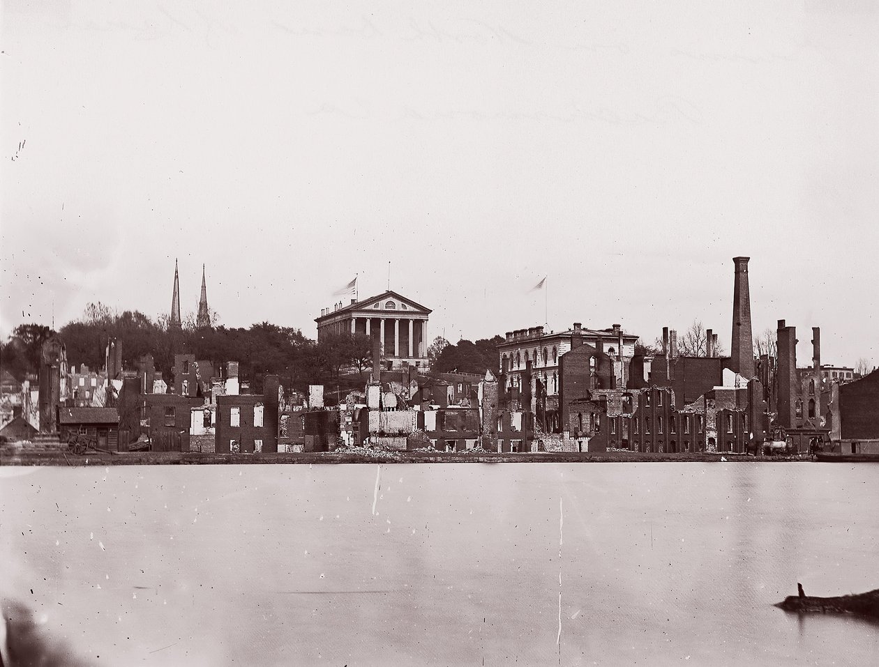 Ruiny na North Bank of Canal, Richmond, 1865. autorstwa Alexander Gardner