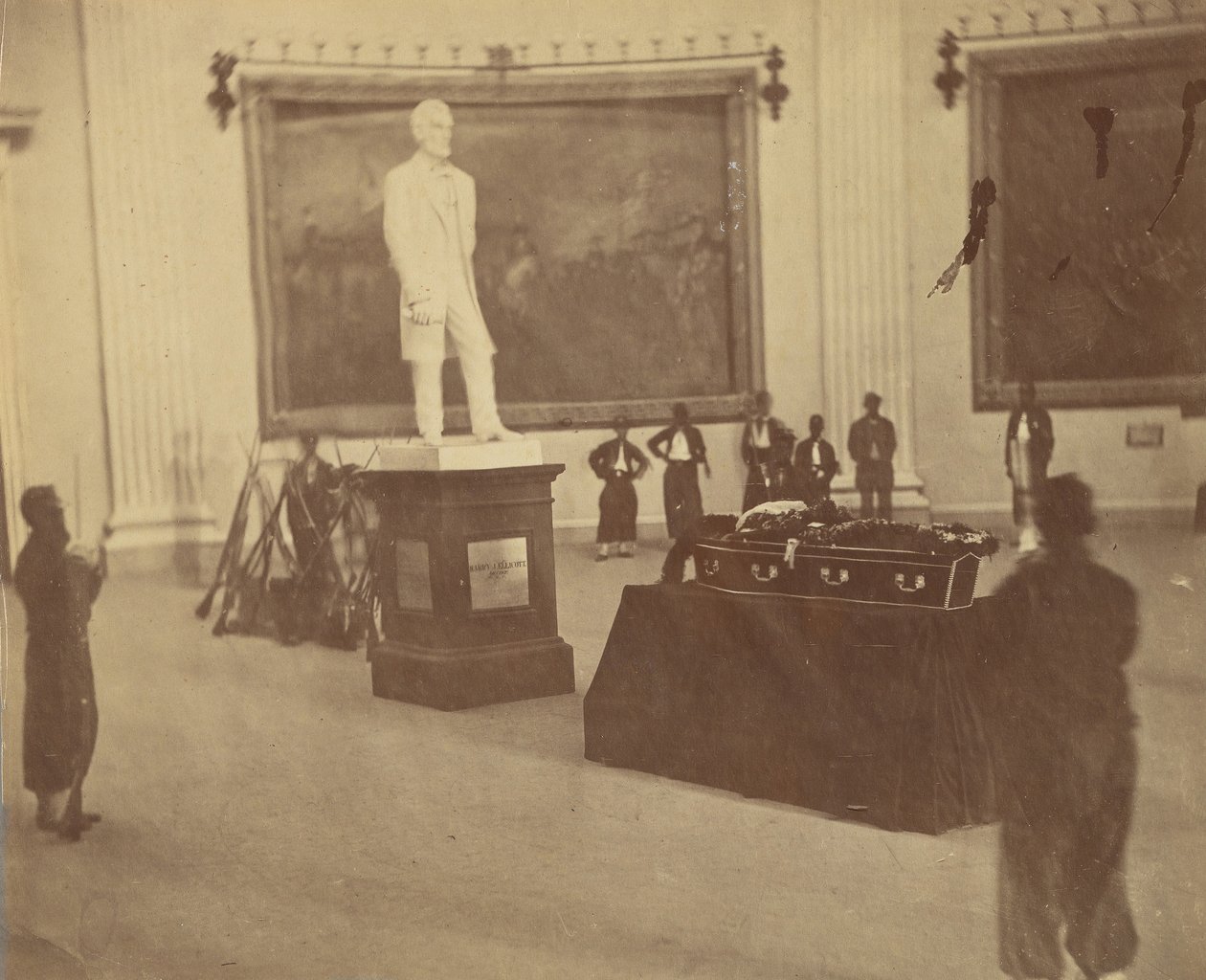 [Thaddeus Stevens leżący w stanie w Rotundzie Kapitolu w Waszyngtonie], 1867. autorstwa Alexander Gardner