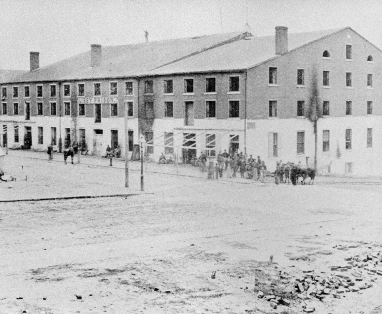 Więzienie Konfederacji Libby dla jeńców wojennych w Richmond w stanie Wirginia (zdjęcie czarno-białe) autorstwa Alexander Gardner
