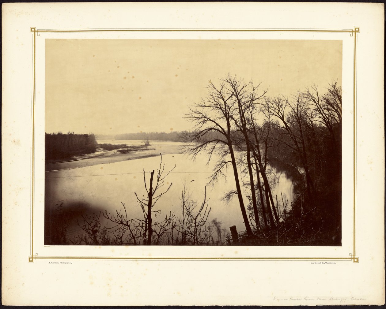 [Widok na rzekę Kansas w pobliżu Stranger, Kansas]. autorstwa Alexander Gardner