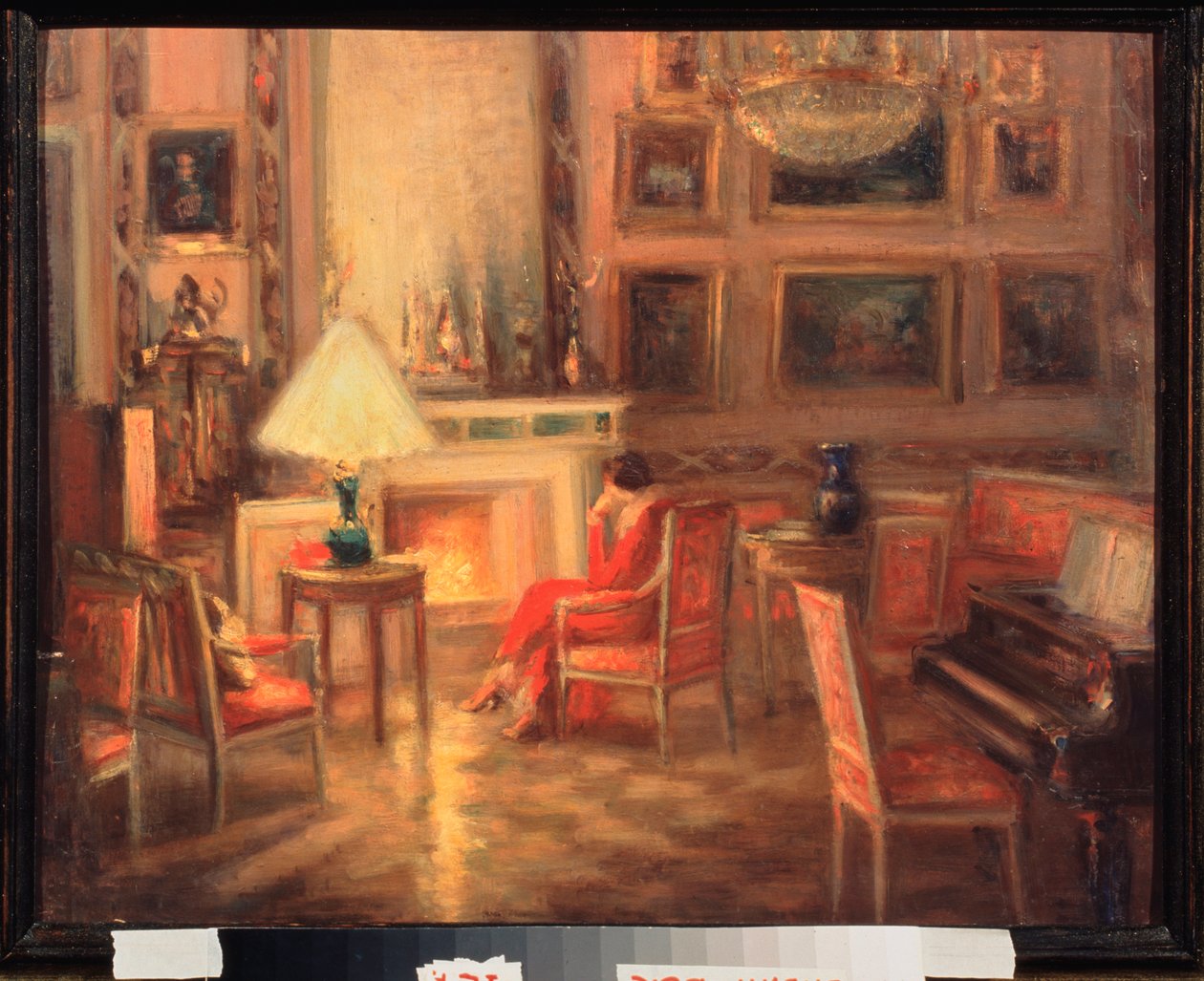 Wnętrze z kobietą przy kominku - Dzieło Aleksandra Sredina (Sredine) (1872-1934), olej na tekturze autorstwa Alexander Sredin