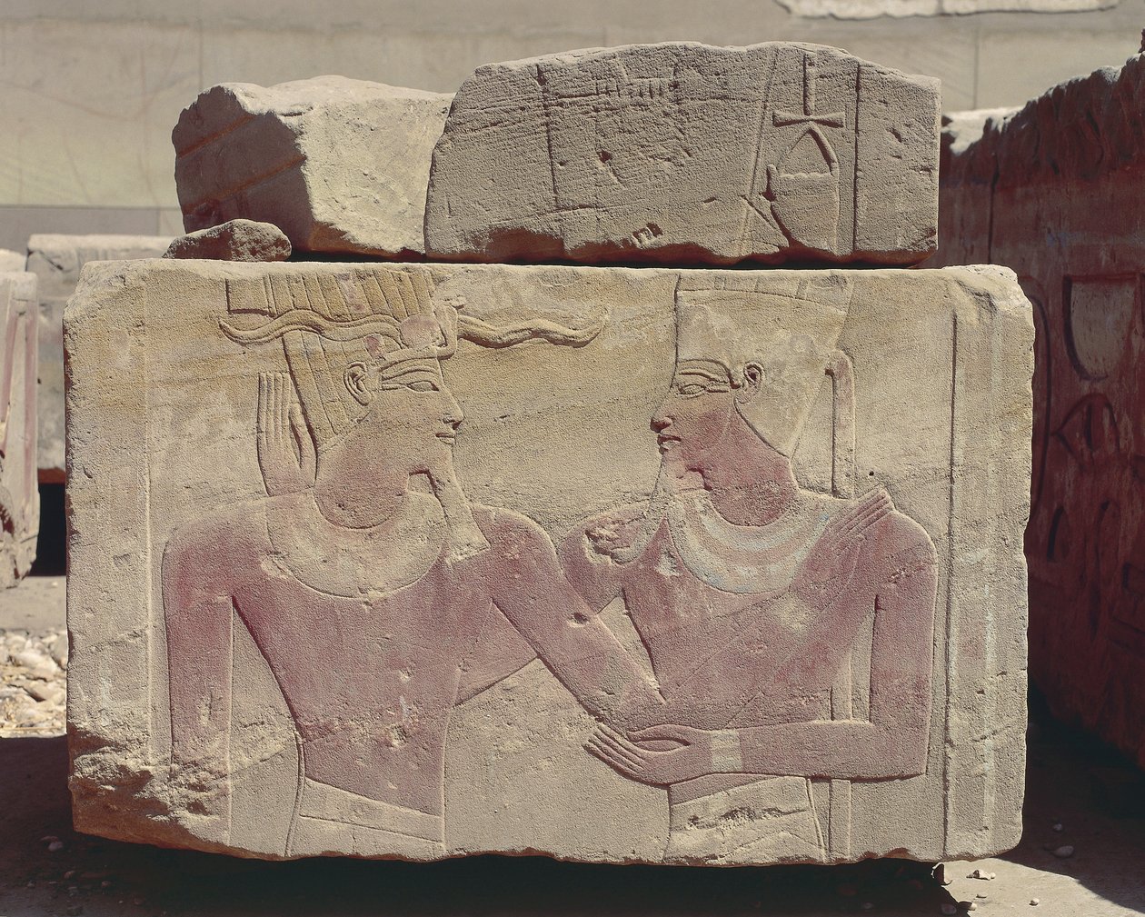 Egipt, Karnak, malowana płaskorzeźba Hatszepsut jako faraona i boga Amona autorstwa Nicolas Toussaint Charlet