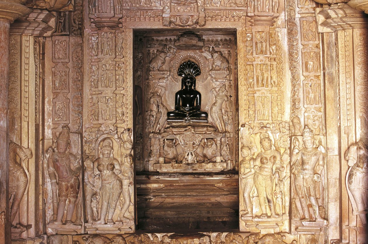 Wejście i ołtarz, świątynia Parshvanatha, grupa zabytków Khajuraho (lista światowego dziedzictwa UNESCO autorstwa Nicolas Toussaint Charlet