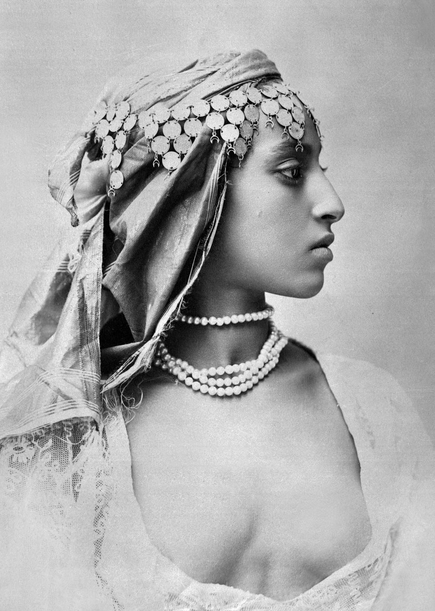 Młoda Algierka, ok. 1890-1900 (zdjęcie czarno-białe) autorstwa Alexandre Leroux