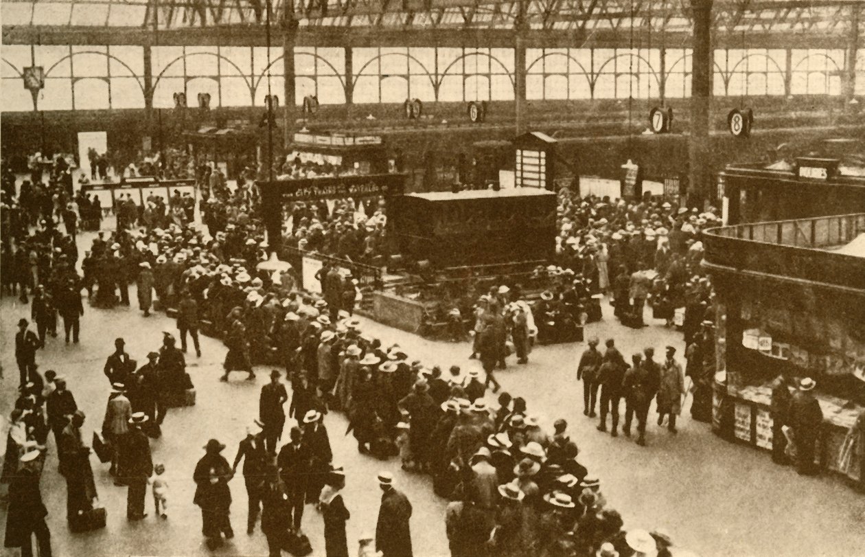 „Kolejka wczasowiczów czekających na pociągi na stacji Waterloo w Londynie”, 1930. autorstwa Alfieri