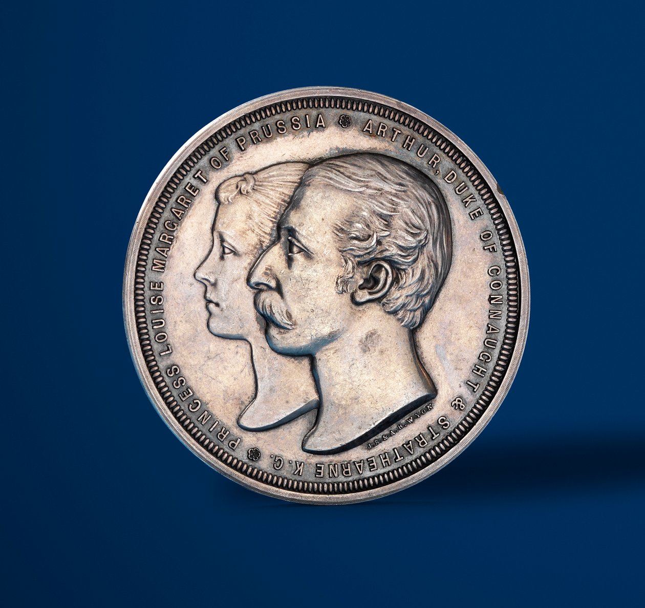 Medal upamiętniający małżeństwo księcia Connaught i księżniczki Luizy Pruskiej, 1879 (awers 419674) autorstwa Alfred and Wyon, Joseph Shephard Wyon