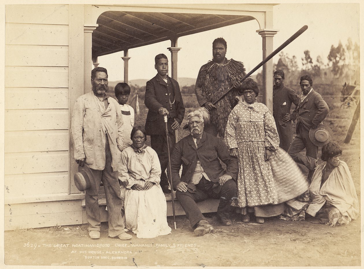 Wielki Wódz Ngatimaniopoto Wahanaui z rodziną i przyjaciółmi w swoim domu w Aleksandrze, 7 czerwca 1885 (druk albumowy) autorstwa Alfred Burton