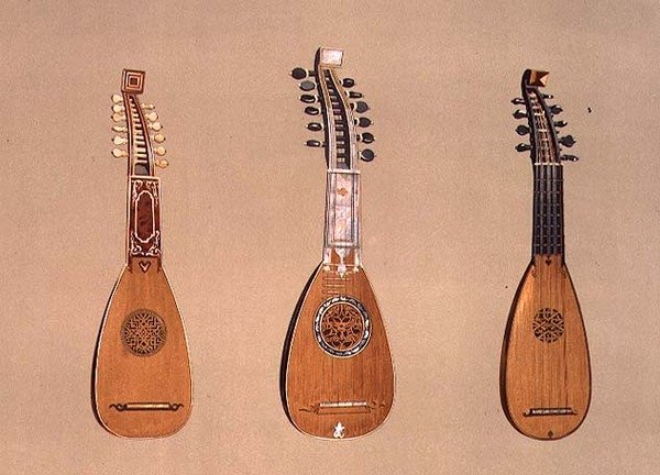 (LtoR) Pandurina z 1734 r. i dwie mediolańskie mandoliny z 1775 i 1739 r. z „Instrumentów muzycznych” (kolorowa lito) autorstwa Alfred James Hipkins