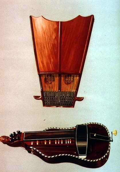 Dzwonkowa harfa i lira korbowa z „Instrumenty muzyczne” (kolorowa lito) autorstwa Alfred James Hipkins