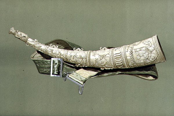 Oliphant, prawdopodobnie 1544, z „Instrumenty muzyczne” (kolorowa lito) autorstwa Alfred James Hipkins