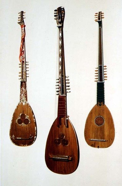 Trzy chittaroni, dwa z Wenecji ok. 1608 i jeden z Wielkiej Brytanii ok. 1885, z „Instrumentów muzycznych” (kolorowa lito) autorstwa Alfred James Hipkins