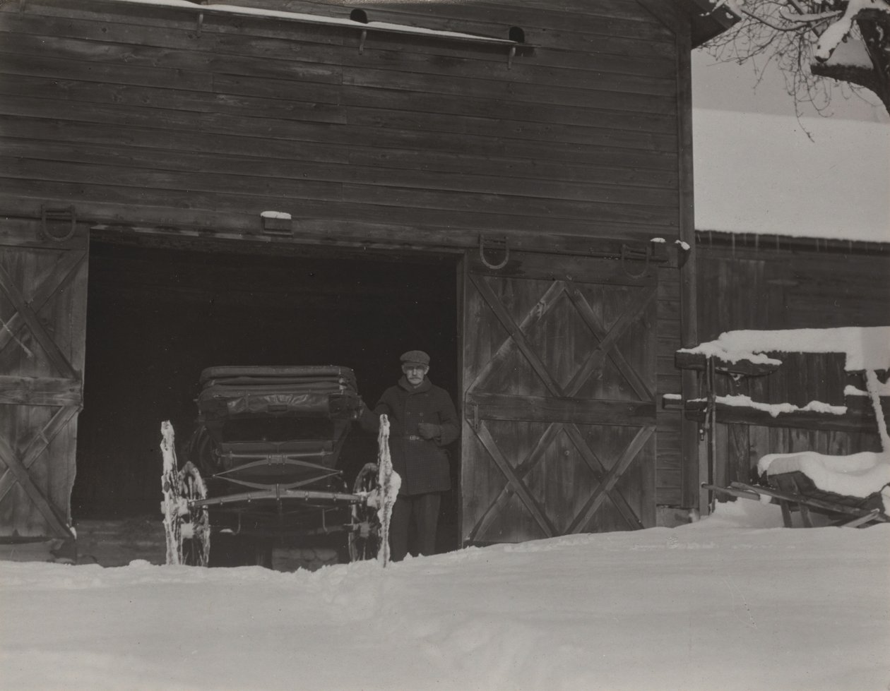 Stodoła, powóz i śnieg autorstwa Alfred Stieglitz