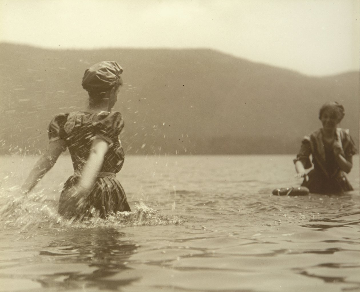 Emmy i Selma, Jezioro George, 1899. autorstwa Alfred Stieglitz