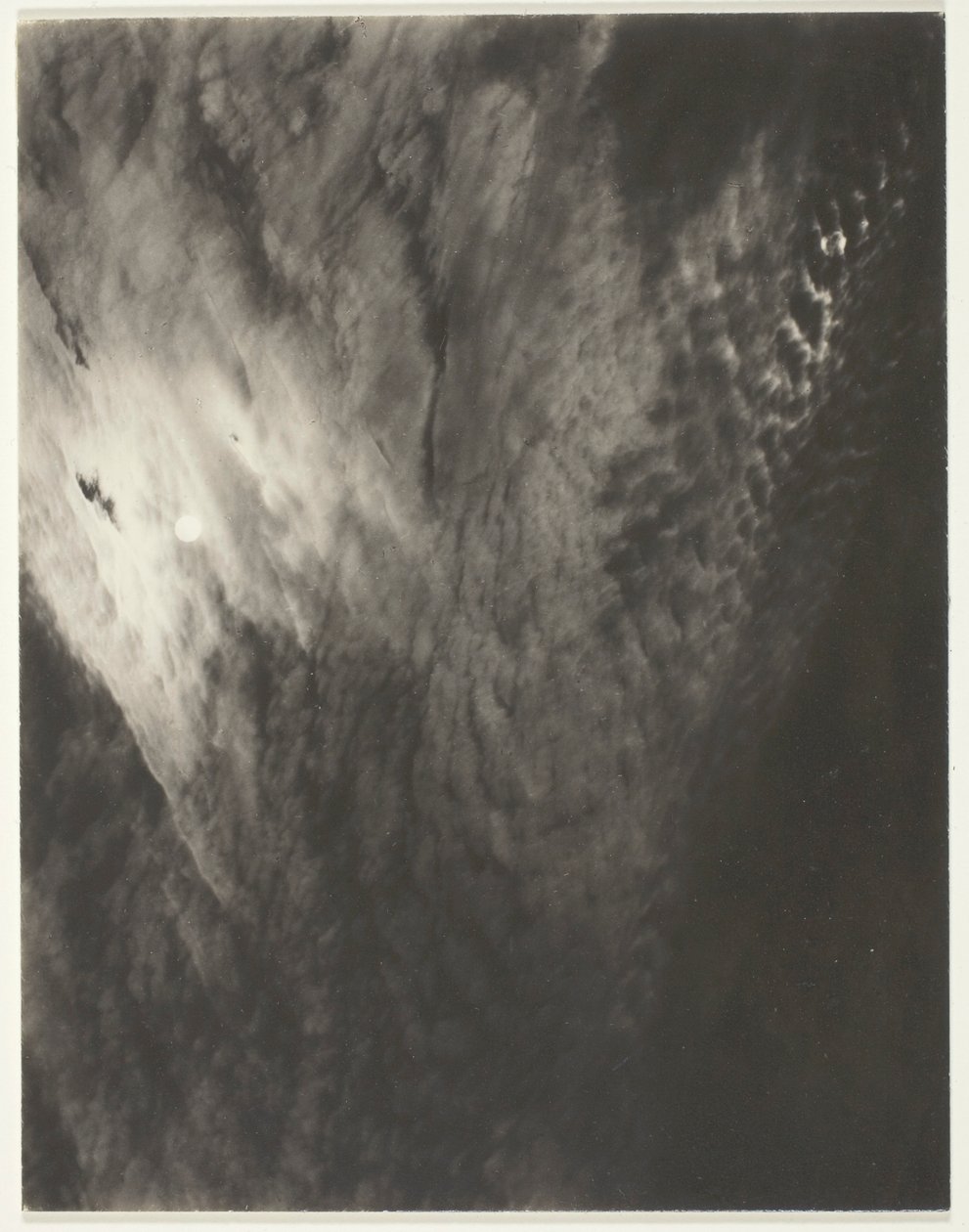Odpowiednik, z zestawu A (trzeci zestaw, druk 7) autorstwa Alfred Stieglitz