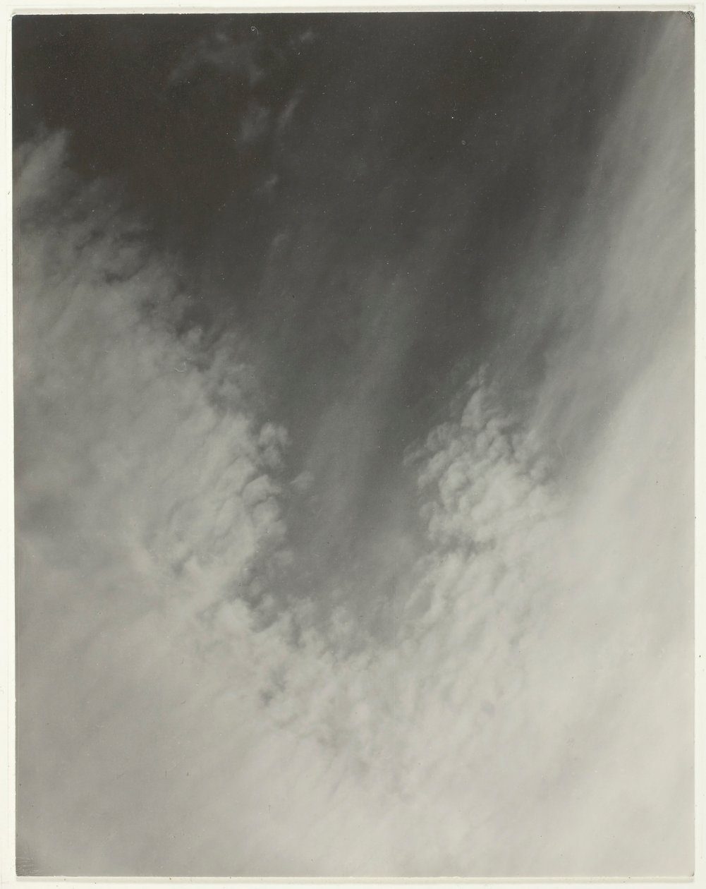Odpowiednik, z zestawu E print 2, 1923. autorstwa Alfred Stieglitz
