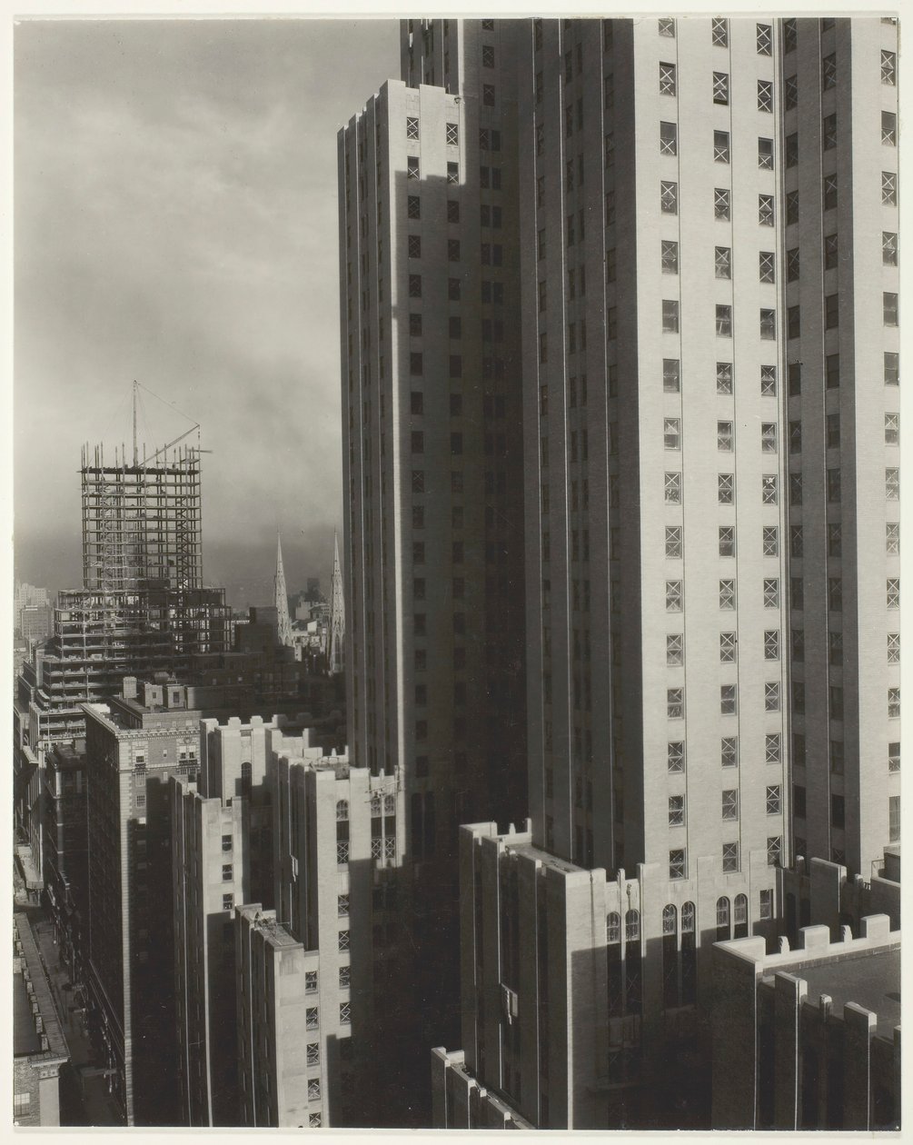 Z mojego okna w Shelton, West, 1931. autorstwa Alfred Stieglitz