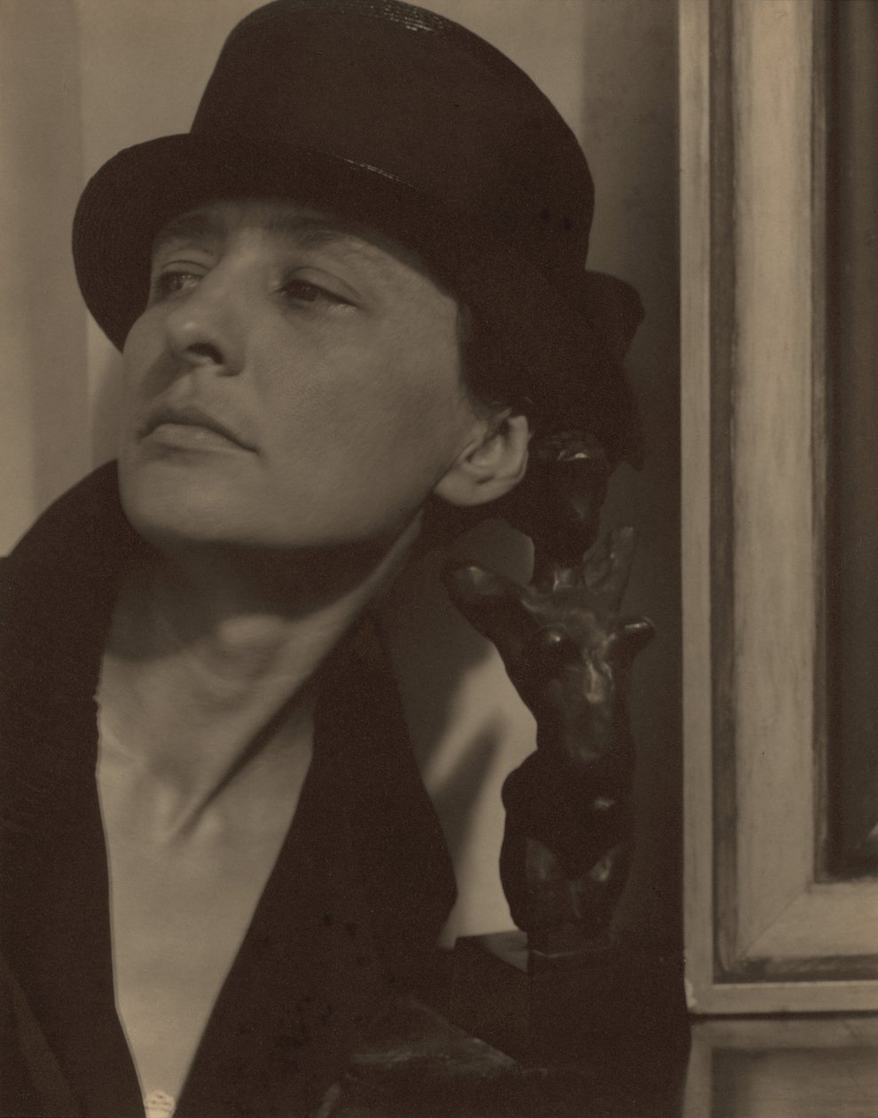 Georgia O’Keeffe z rzeźbą Matisse’a autorstwa Alfred Stieglitz